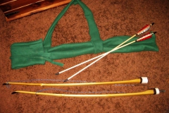 Bogen (auseinandergenommen) mit Tasche und Pfeile